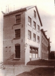 1916 Motorhuis met droogkamers, rechts de looierij